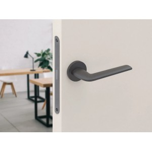 Szary klamka na białych drzwiach. Okucia do drzwi wewnętrznych.