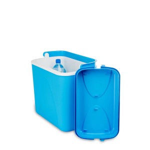 Otwarty, niebieski pojemnik termoizolacyjny na kemping z butelką wody i zdjętą pokrywą.