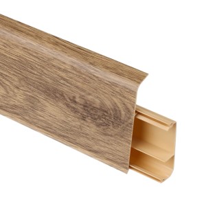 Listwa przypodłogowa t.b.t. w kolorze beżowym, imitacja drewna, z kanałem kablowym.