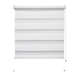 Biała roleta t.b.t. z poziomymi paskami do okien.
