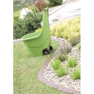 Zielony wózek ogrodowy t.b.t. do prac ogrodowych i porządków w ogrodzie.