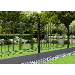 Ogrodzenie z siatki z słupkami jako akcesoria do ogrodzeń.