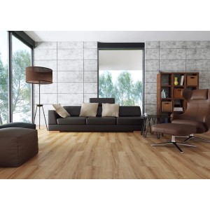 Salon z jasną podłogą laminowaną t.b.t. Meble w odcieniach brązu i szarości.
