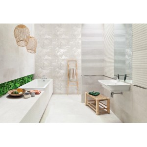 Łazienka z jasnymi mozaikami t.b.t. na ścianie i pasującym wyposażeniem.