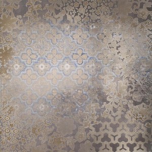 Dekoracyjna płytka podłogowa z kwiatowymi i geometrycznymi wzorami w odcieniach beżu i szarości.