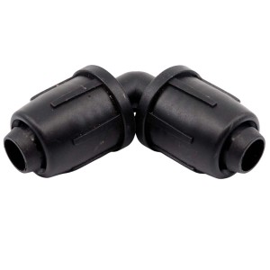 Czarna złączka kolankowa t.b.t. do podziemnych systemów nawadniania.