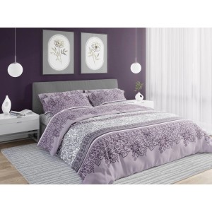 Fioletowa pościel t.b.t. z kwiatowym wzorem na łóżku.