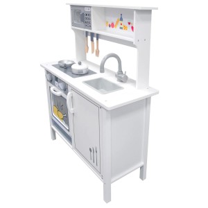 Biała kuchnia dla dzieci z zlewozmywakiem, kuchenką, piekarnikiem i akcesoriami.