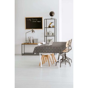 Stół z szaro-złotym obrusem t.b.t.