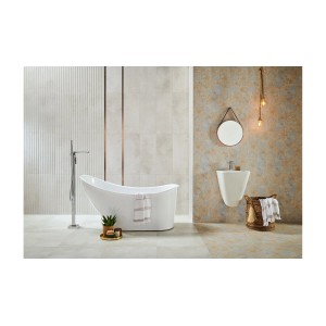 Łazienka z płytkami podłogowymi t.b.t. w kolorze beżowym i białym, wanną i umywalką.