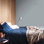 Sypialnia z farbą ścienną w jasnoniebiesko-szarym kolorze. Kolorowe farby ścienne dla nowoczesnej atmosfery.