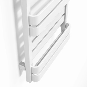 Zbliżenie: Biały grzejnik t.b.t. z wieszakiem na ręczniki.