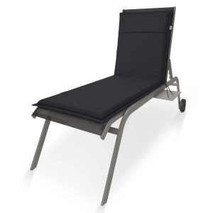 Szary leżak ogrodowy z czarną poduszką. Wygodny leżak do ogrodu.