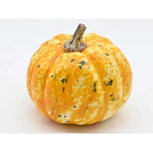 Dekoracyjna figurka dyni w kolorze pomarańczowym i beżowym do dekoracji ogrodu.