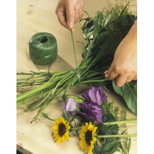 Używanie zielonej rafii syntetycznej (400 m) do wiązania bukietu kwiatów.