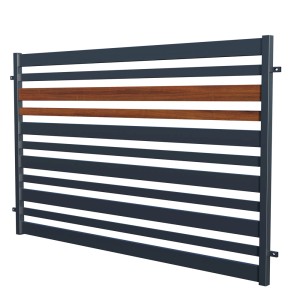 Nowoczesne ogrodzenie metalowe z poziomymi listwami i drewnianym elementem pośrodku.