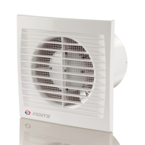 Biały t.b.t. zewnętrzny wentylator ścienny z kratką wentylacyjną.