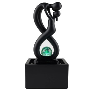 Dekoracyjna fontanna ogrodowa, czarna rzeźba z podświetlaną kulą.