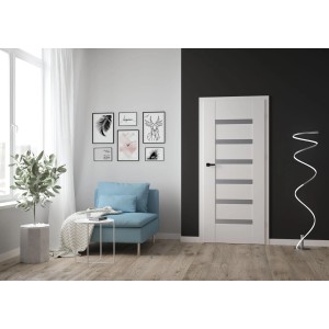 Białe drzwi wewnętrzne z wstawkami szklanymi w nowoczesnym salonie.