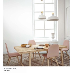 Jasna jadalnia z białą pomalowaną ścianą (t.b.t.) i drewnianym stołem. Biała farba do ścian dla przyjaznej atmosfery.