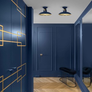 Dwie niebieskie lampy sufitowe t.b.t. w niebieskim korytarzu.