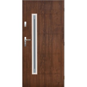 Nowoczesne drzwi zewnętrzne w kolorze drewna z wąską wstawką szklaną i srebrną klamką.