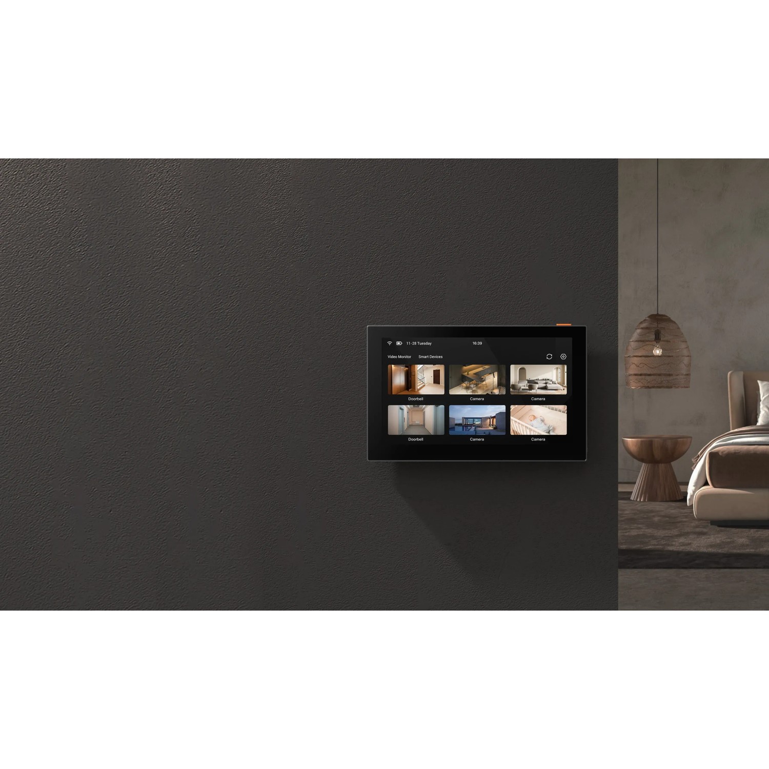 Monitor Ezviz z baterią (17,8 cm) do monitoringu kamer na szarej ścianie w sypialni.