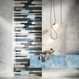 Płytka dekoracyjna z niebiesko-szarym wzorem w łazience.
