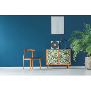 Dekoracyjny kredens z folią w liście, pasujący do niebieskiego koloru ściany.