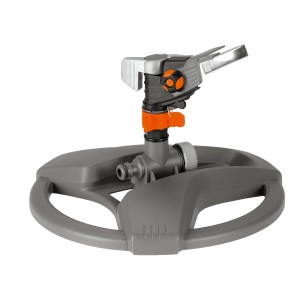 Zraszacz Gardena Premium z sankami do precyzyjnego nawadniania trawnika.