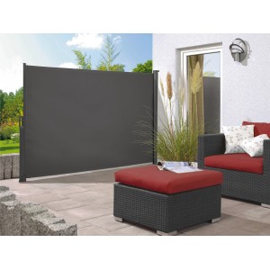 Antracytowa markiza boczna Livingston 3x1,5 m jako ochrona przed wiatrem i prywatnością na tarasie.