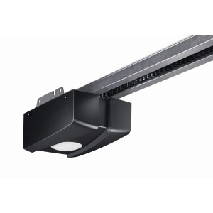 Zbliżenie napędu bramy garażowej, czarna obudowa z szyną.