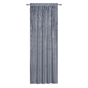 Szara zasłona t.b.t. we wzory do dekoracji okien.