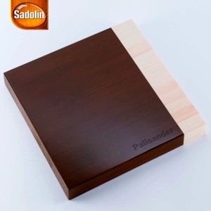 Lazura do drewna Palisander marki Sadolin do ochrony drewna na zewnątrz.