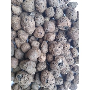 Zbliżenie na granulat keramzytowy t.b.t., brązowe kulki.