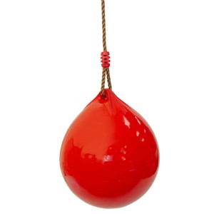 Czerwona huśtawka w kształcie kropli z zawieszeniem linowym dla dzieci.