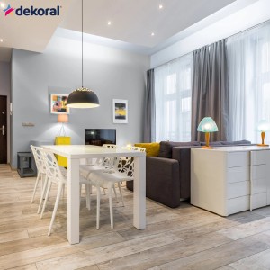 Pokój dzienny pomalowany na szaro farbami dekoracyjnymi. Jasna, przyjazna atmosfera.