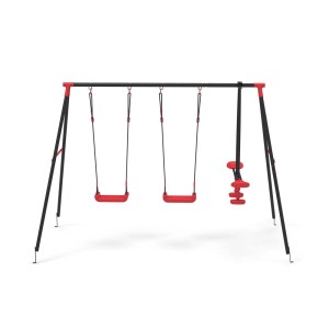 Czarna huśtawka dla dzieci z dwoma czerwonymi siedziskami i elementem do wspinaczki.
