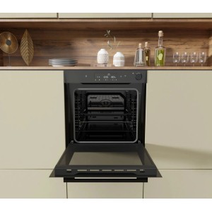 Czarny piekarnik do zabudowy w nowoczesnej kuchni z otwartymi drzwiami.