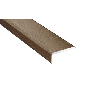 Listwa przypodłogowa t.b.t. w drewnopodobnym wykończeniu, zbliżenie.