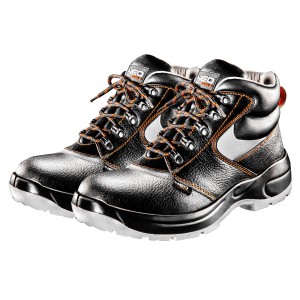 Czarne buty robocze t.b.t. ze sznurowadłami i wysoką cholewką.