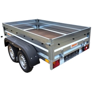 Przyczepa t.b.t., widok z tyłu. Solidna, ocynkowana rama z drewnianą płytą.