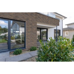 Fasada domu z brązową okładziną t.b.t. na zewnątrz.