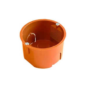 Pomarańczowa puszka podtynkowa t.b.t. z tworzywa sztucznego.