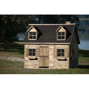 Drewniany domek do zabawy z czarnym dachem i okiennicami w ogrodzie.