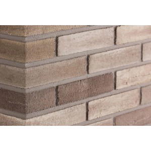 Ściana z jasnobrązowych płytek klinkierowych t.b.t. z szarymi spoinami.