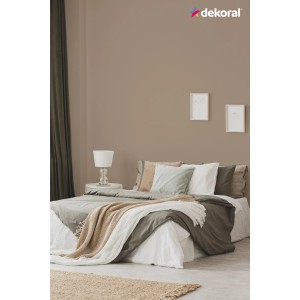 Sypialnia z farbą do ścian w odcieniach brązu i beżu. Dekoracyjny wystrój ścian z t.b.t.