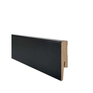 Czarna listwa przypodłogowa t.b.t. z bliska.