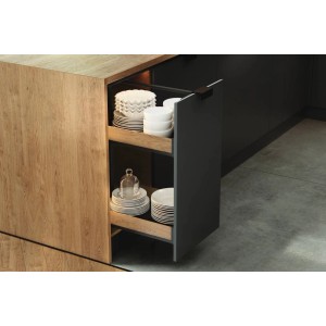 Otwarta szafka kuchenna z naczyniami, część systemu porządkowego t.b.t.