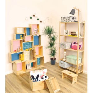 Dekoracyjna scena z kartonowymi pudełkami t.b.t., drewnianym regałem i rośliną doniczkową.